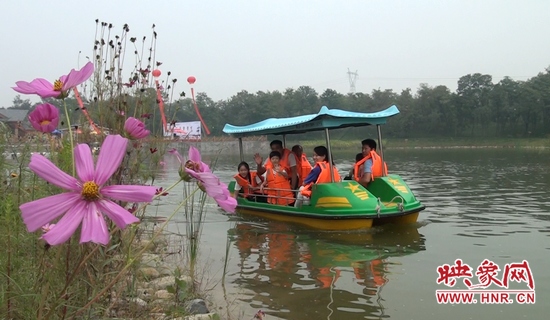 在水云間乘船游園，愜意無限