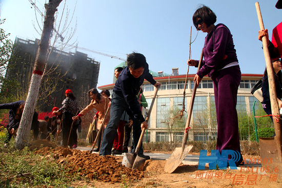 信息廣播總監(jiān)李金鋒與《老朋友》主持人曉雨參與植樹活動