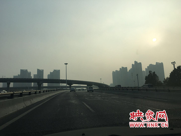 限行首日，三環(huán)橋上橋下，車輛不多，交通狀況良好。