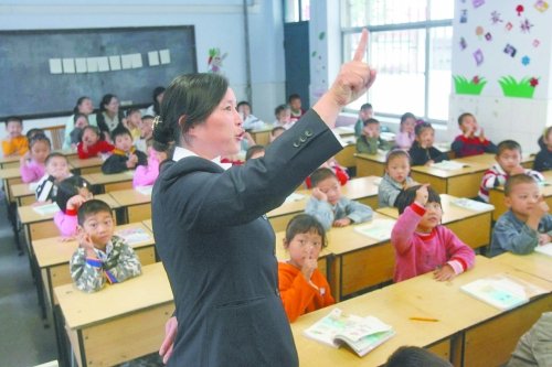 不到上小學(xué)年齡的孩子，只得在幼兒園復(fù)讀或者上“幼小銜接班”