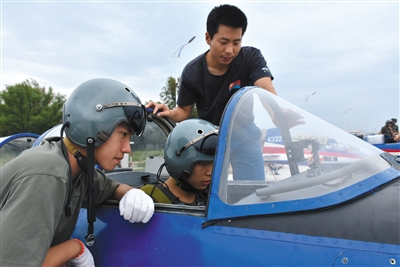 8月26日，來(lái)自吉林、湖北、山東的青少年航空學(xué)校的高中學(xué)生，進(jìn)行了首次飛行體驗(yàn)活動(dòng)