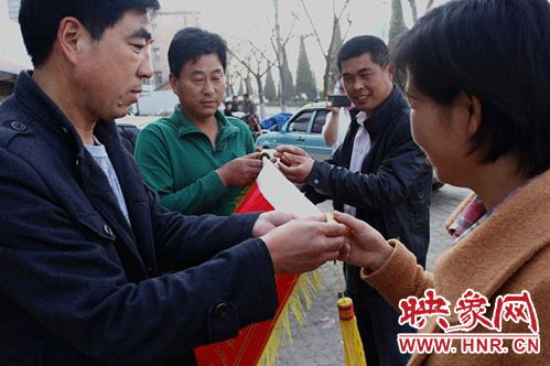 失主向梁園區(qū)客運出租汽車公司好的哥馬文學(xué)送去一面錦旗