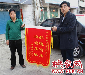 客運出租汽車公司領(lǐng)導(dǎo)與的哥馬文學(xué)接收錦旗