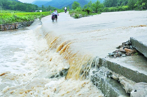 短時(shí)強(qiáng)降雨攜帶泥土、沙石、樹木等造成災(zāi)害