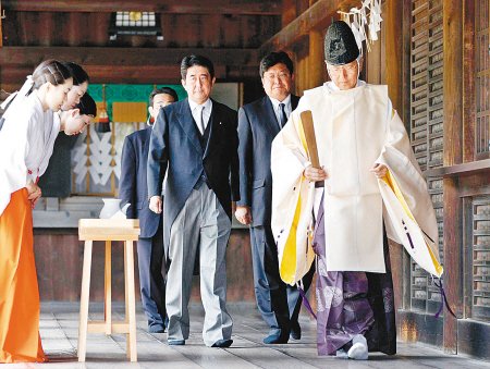 2011年8月15日安倍晉三等人參拜靖國神社。