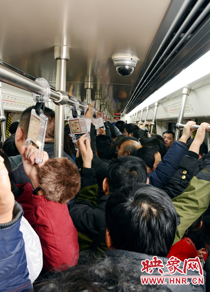 第一趟地鐵車(chē)廂內(nèi)擠滿了乘坐的市民