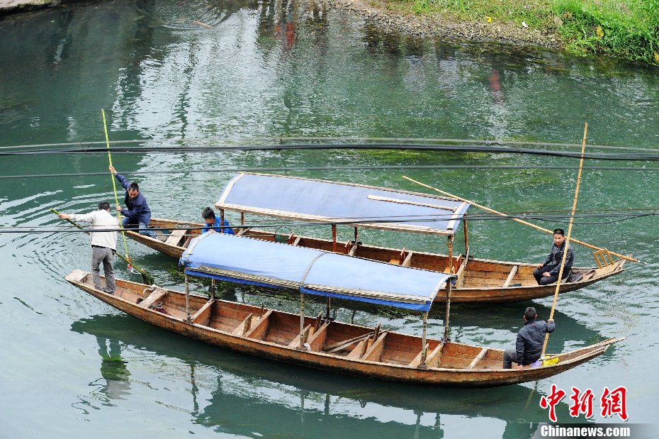 5月2日，鳳凰縣搜尋人員仍在沱江下游搜尋。