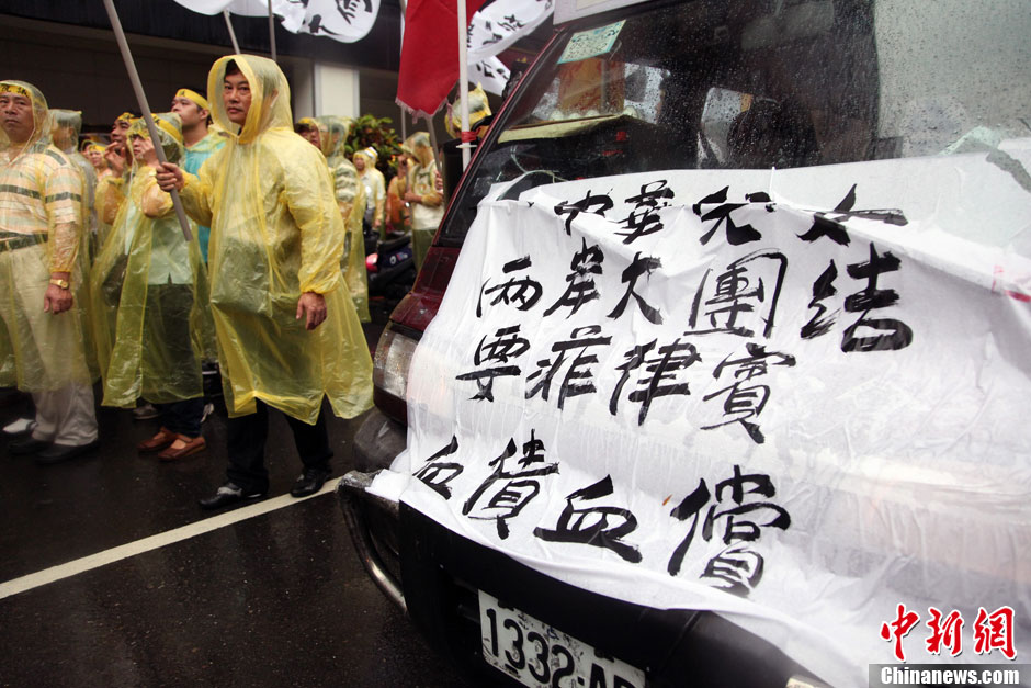 5月13日，屏東縣數(shù)百漁民北上臺北，在馬尼拉經(jīng)濟文化辦事處前抗議