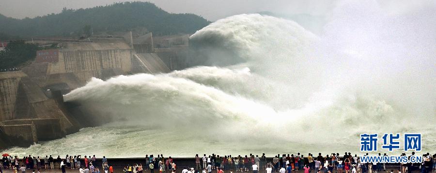 　　6月22日，大批游客聚集在黃河小浪底出水口前觀看巨瀑飛瀉的景觀。