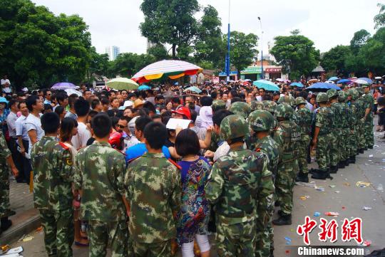 7月9日，聚集在中國人民銀行北海市中心支行的外地民眾越來越多，當?shù)毓俜讲坏貌怀鰟哟笈叿?、武警前往維