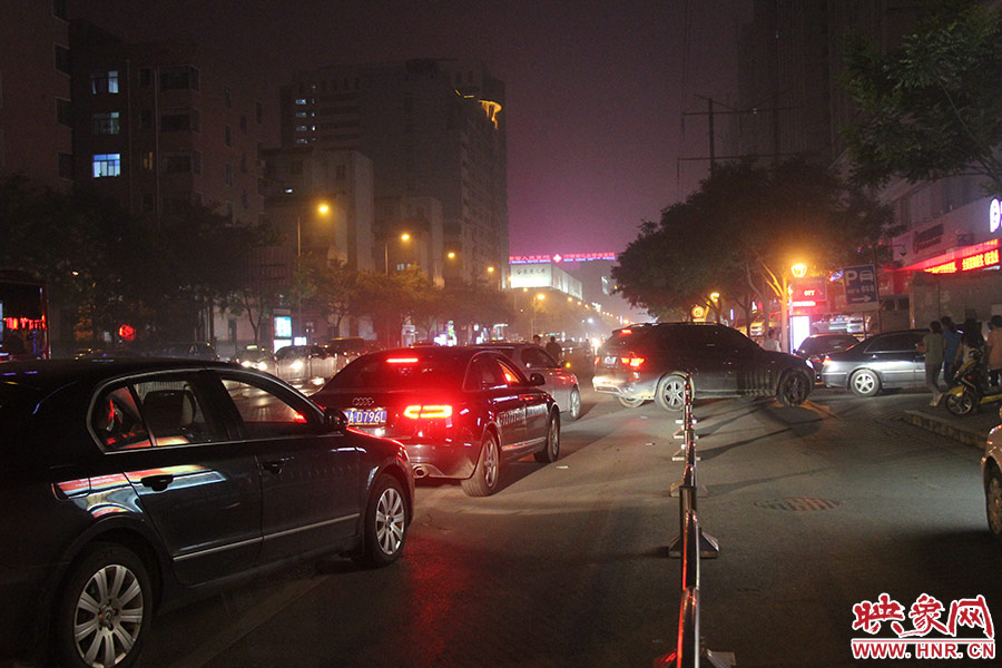 等待加油的車輛已經(jīng)排到了加油站外的道路上。