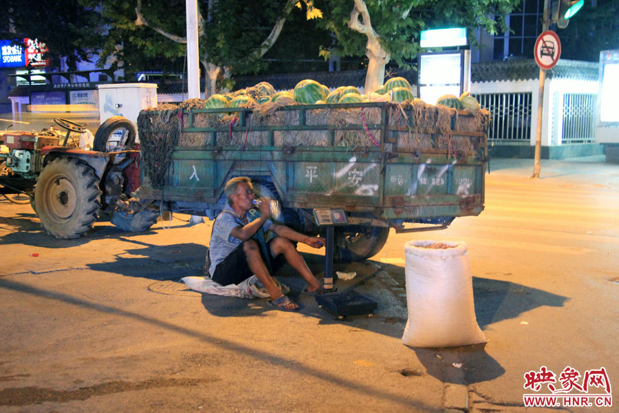 深夜鄭州街頭的瓜農(nóng)