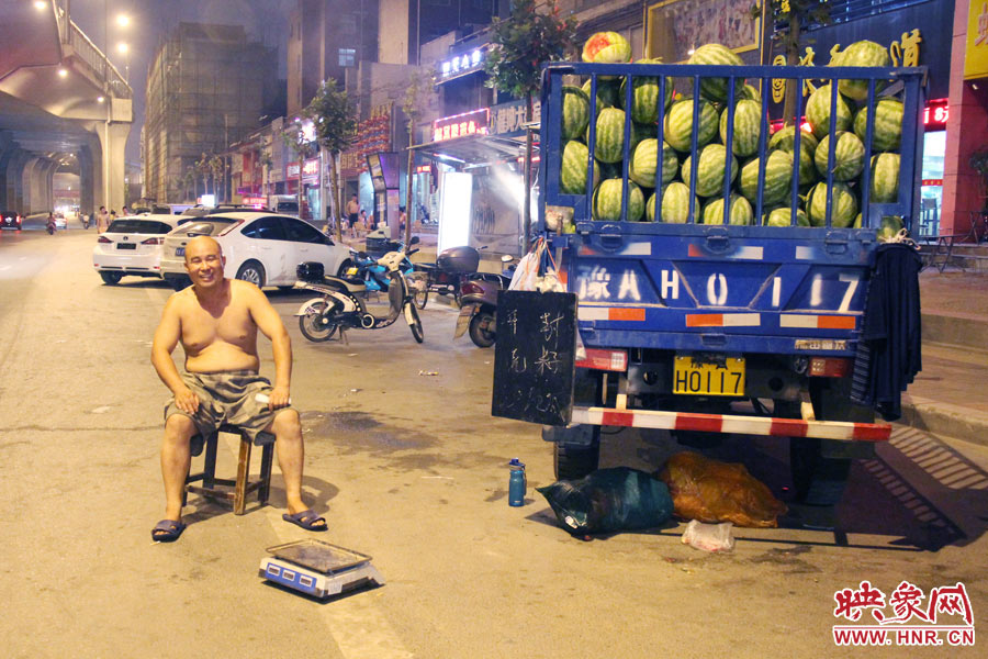 深夜鄭州街頭的瓜農(nóng)