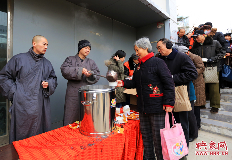 市民排隊(duì)領(lǐng)取臘八粥