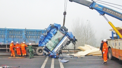 大貨車的車頭被撞得嚴(yán)重變形