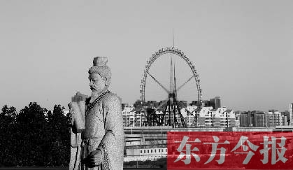 16日，從中原福塔基座平臺(tái)看向世紀(jì)歡樂(lè)園的景象