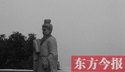 23日，從中原福塔基座平臺(tái)看向世紀(jì)歡樂(lè)園的景象