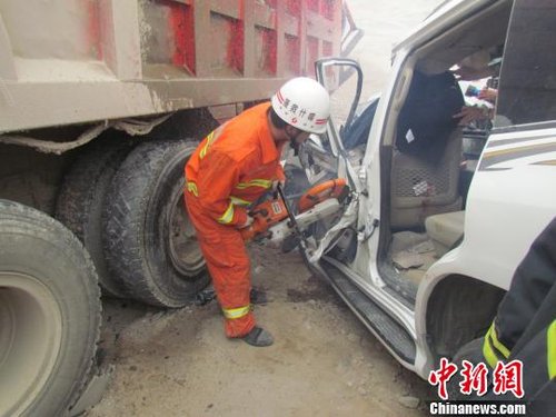 新疆吐和高速公路兩車相撞致3死1重傷（圖）