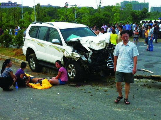 事發(fā)現(xiàn)場，肇事車輛車頭嚴重損毀，旁邊有人當(dāng)場死亡