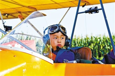 8月31日，5歲半“裸跑弟”從河北固安駕駛飛機(jī)飛越北京野生動(dòng)物園。圖/CFP