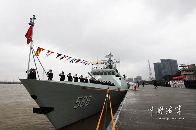 1月8日，某新型導(dǎo)彈護(hù)衛(wèi)艦吉安艦入列海軍東海艦隊(duì)命名授旗儀式現(xiàn)場(chǎng)。新華社發(fā)