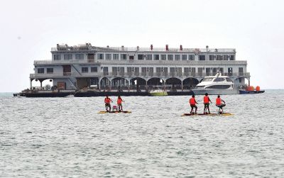 位于三亞市大東海附近海域的海上會(huì)所3月22日攝。新華社發(fā)