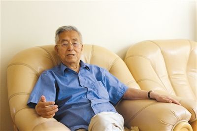 楊維駿 歷任云南省政協(xié)副主席等職。89歲高齡的楊維駿為12名失地農(nóng)民代表開道，到云南省政協(xié)反映問題。