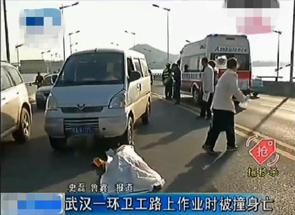 52歲環(huán)衛(wèi)工連遭兩車撞擊 倒地時(shí)手中攥握煙盒