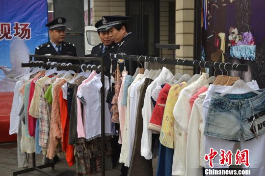 警方展示的部分被盜服裝?！∷瘟⒊z