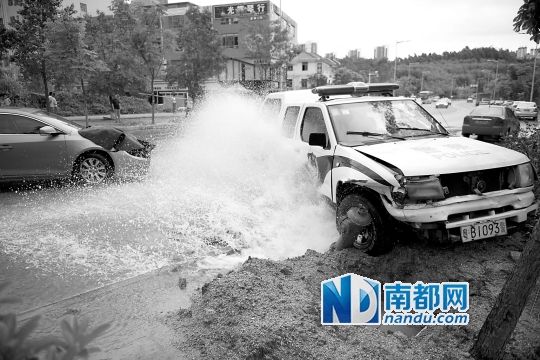 昨日，龍華金龍路，男子開走警車，后撞上消防栓停下，警車車頭受損。