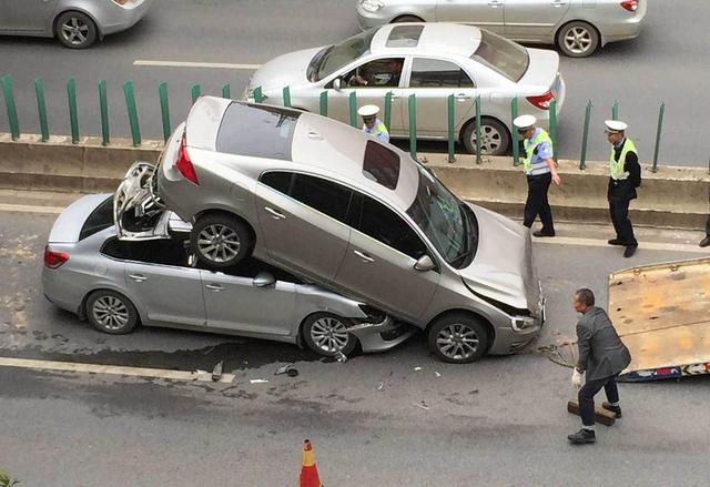 交警正在將兩車分開。