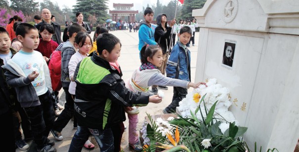 昨天上午，來鄭州市烈士陵園祭掃的小學(xué)生將百花擺放在吉鴻昌烈士墓前