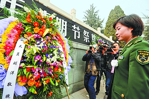 　　4月4日,我國(guó)首位女航天員劉洋來(lái)到林州市烈士陵園。在烈士紀(jì)念碑前,劉洋和眾人一起列隊(duì)肅立默哀致敬