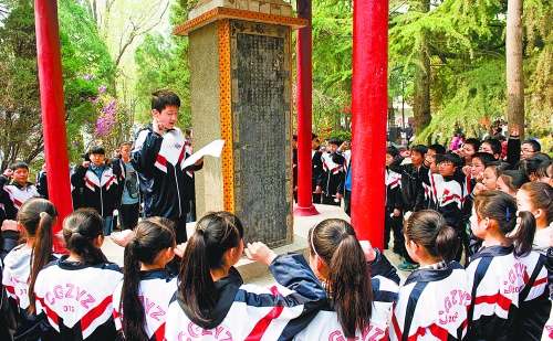 　　4月3日,宜陽(yáng)縣1000余名師生通過(guò)獻(xiàn)花、宣誓、掃墓、讀祭文等形式緬懷革命先烈。 田義偉 攝