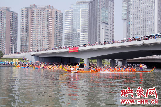 6月11日，2013中華軒轅龍舟大賽，在鄭州東區(qū)的如意湖舉行。