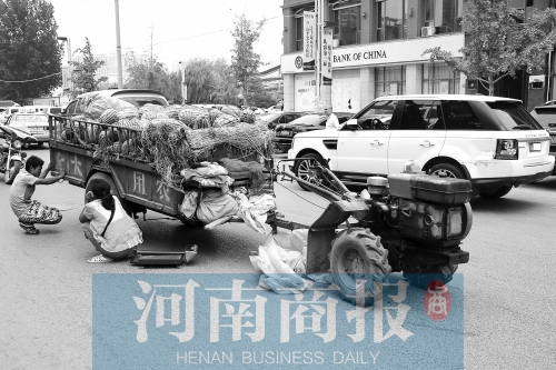 兩車相蹭后，小陳與妻子慌了神