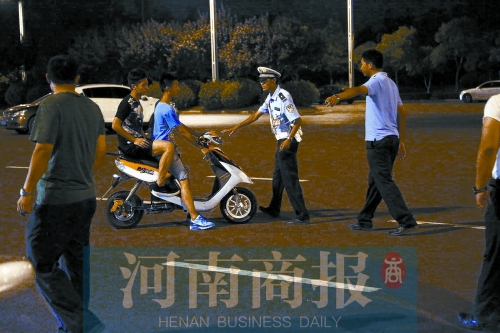 民警攔下了其中一輛車(chē)