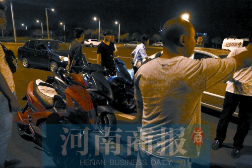 一小時(shí)內(nèi)，民警就扣了12輛摩托車(chē)、電動(dòng)車(chē)