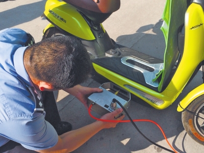 民警手持打碼機正對電動車車架刻編碼