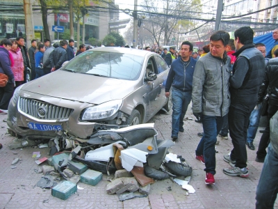 鄭州電動(dòng)車剮蹭轎車逃逸 轎車"暴走"逆行追擊將其撞廢