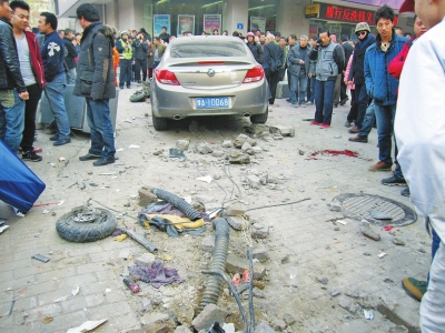 鄭州電動(dòng)車剮蹭轎車"逃逸" 轎車司機(jī)逆行追擊將其撞廢