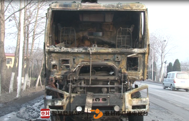 登封一大貨車突發(fā)自燃 幸遇灑水車路過(guò)幫其滅火