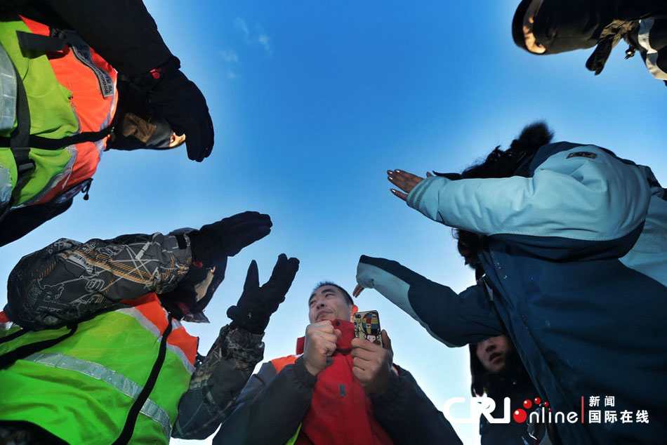 2012年12月23日，北京靈山，救援人員在積雪四十厘米多的山上搜救。