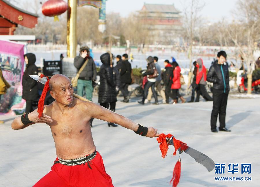 （體育）（1）全民健身——七旬“武俠”赤膊戰(zhàn)寒冬