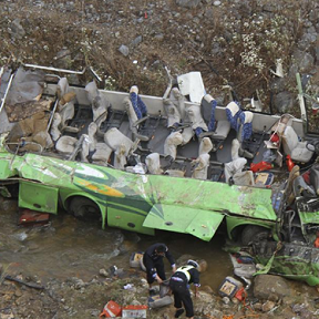 云南客車(chē)翻下山溝13亡