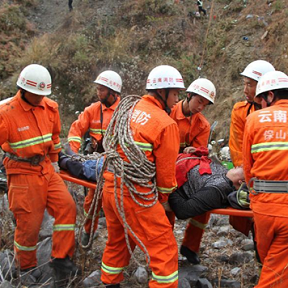 云南客車(chē)翻下山溝13亡