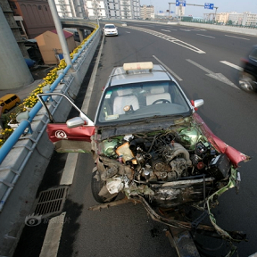 出租撞車(chē)乘客被甩出