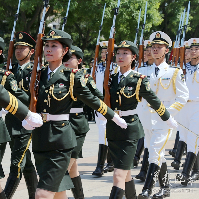 我軍首批儀仗女兵