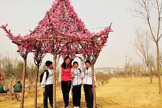 春季踏青賞花綠博園 罕見(jiàn)綠梅惹人愛(ài)