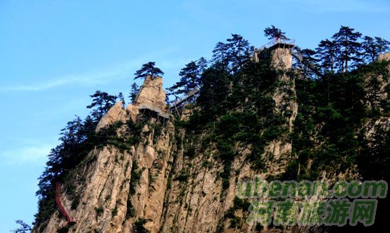 堯山“青龍飛天棧道云上”